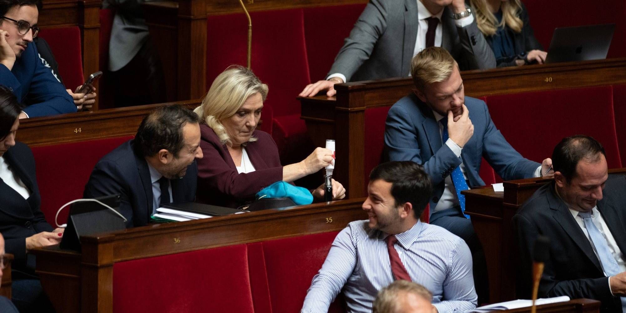 Omondo politique - relaxe pour trois cadres du rn dans l'affaire du "guide de l'élu fn"